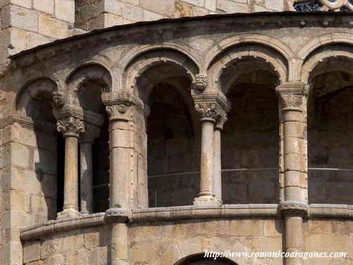 ARQUERA Y DOBLES COLUMNAS DEL CORREDOR